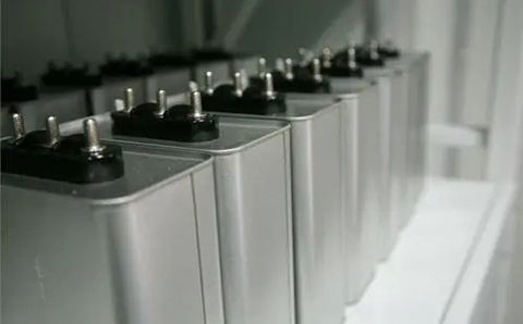 哪些因素影響電力電容器的容量？